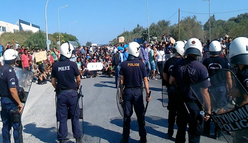 Πυρά κυβέρνησης κατά ΣΥΡΙΖΑ για προσφυγικό: Μιλάνε αυτοί που έκαναν τη χώρα hot spot
