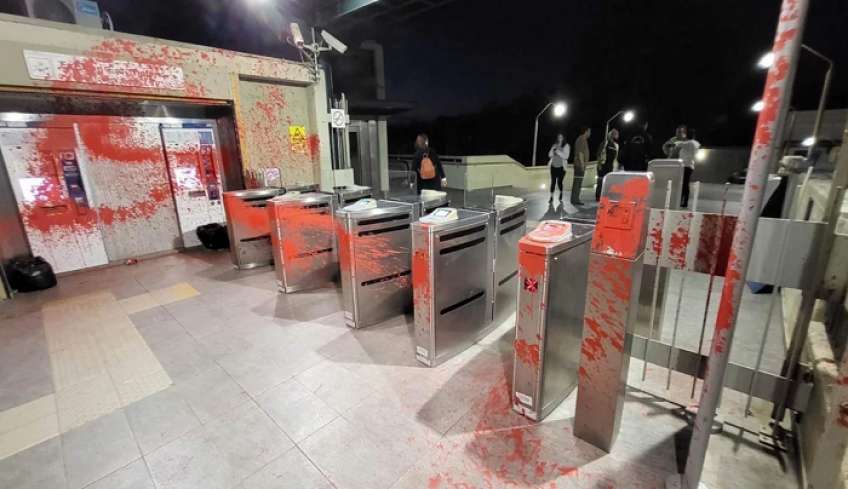Επίθεση κουκουλοφόρων στον σταθμό ΗΣΑΠ του Θησείου -Έσπασαν ακυρωτικά μηχανήματα, πέταξαν μπογιές [εικόνες]