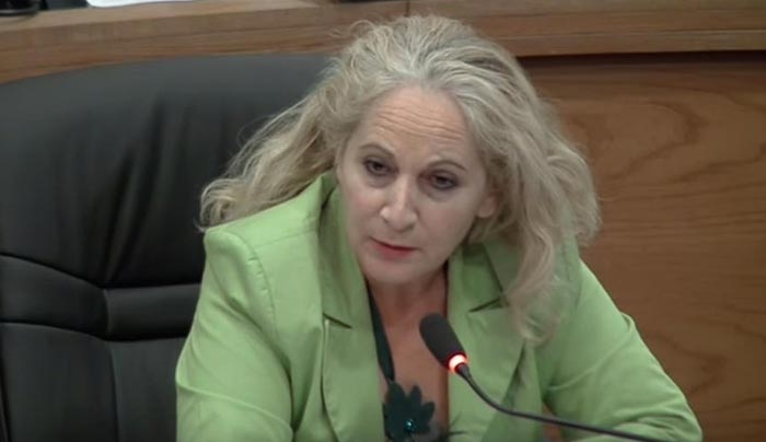 Πώς να καλυφθεί η πολιτική της πλάκας με τέτοιο πανικό…