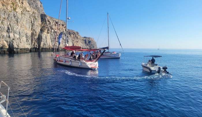Η Περιφέρεια Νοτίου Αιγαίου διοργάνωσε τριήμερο επίδειξης αγωνιστικής ελεύθερης κατάδυσης με σκανδαλόπετρα στη θαλάσσια περιοχή κάτω από την Ακρόπολη της Λίνδου