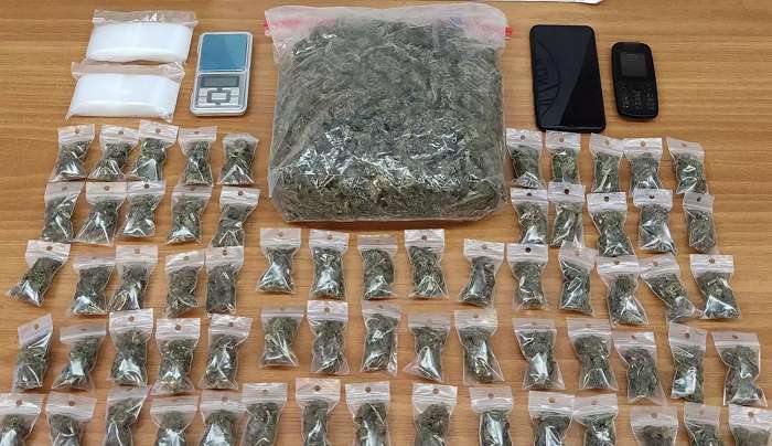 Στο αυτόφωρο 45χρονος για διακίνηση ναρκωτικών – Του κατέσχεσαν σχεδόν 1 κιλό κάνναβης