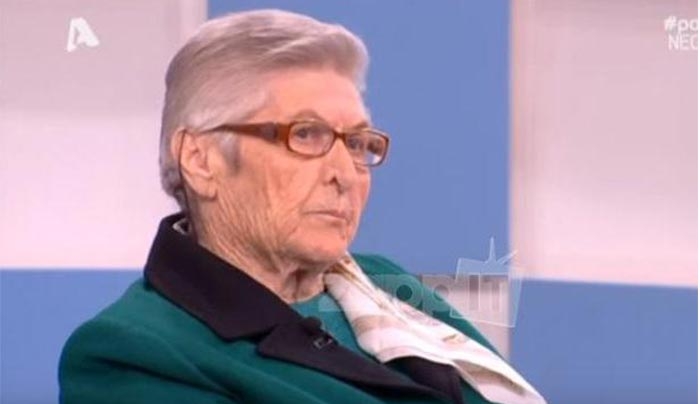 Πανικός στο Πακέτο: Η ηλικιωμένη είπε “πουτ...ες” κι έγινε χαμός! (Βίντεο)