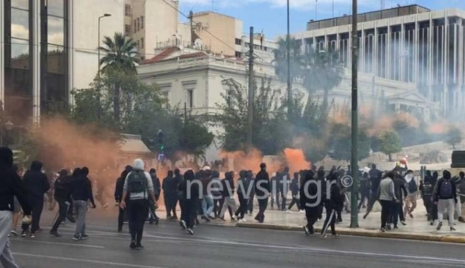Ένταση στο μαθητικό συλλαλητήριο – Πέτρες, καπνογόνα, χημικά στη Βουλή – Καταστροφές στην Πανεπιστημίου