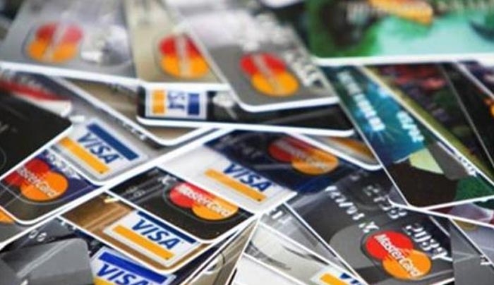 Πώς θα εφαρμοστεί το σχέδιο για το «πλαστικό χρήμα» τον Aύγουστο