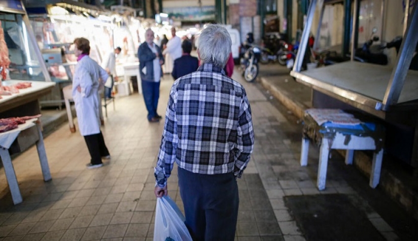 Έρευνα ΙΟΒΕ: Το 65% των Ελλήνων μόλις που τα βγάζει πέρα