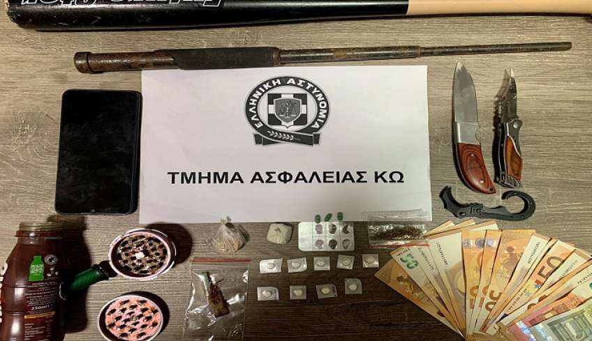 Συνελήφθησαν στην Κω τρεις ημεδαποί για διακίνηση ναρκωτικών και οπλοκατοχή. Κατασχέθηκαν ηρωίνη, κάνναβη, ναρκωτικά δισκία, μαχαίρια, 665€ κ.α.