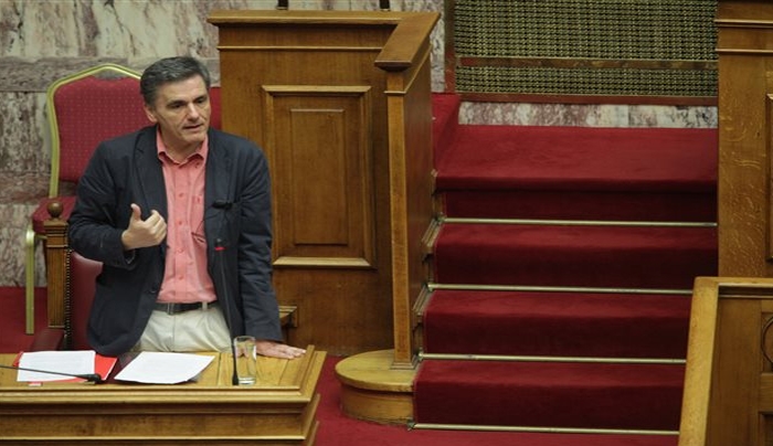Ο Τσακαλώτος καλεί τους πολίτες να επιστρέψουν στις τράπεζες τα χρήματα