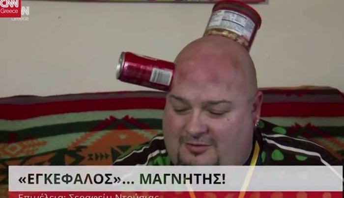 Απίστευτο βίντεο: Ο άνθρωπος με το κεφάλι - μαγνήτη!