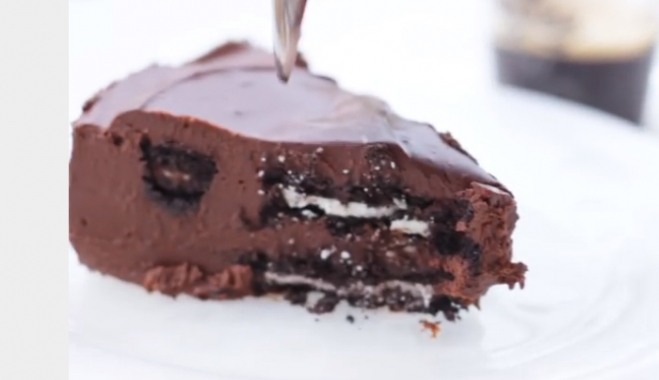 Κολασμένη τούρτα σοκολάτας OREO (βίντεο)