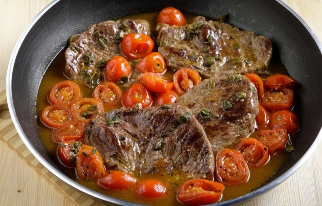 Carne alla pizzaiola (λεπτές μoσχαρίσιες μπριζόλες με σάλτσα από ντοματίνια και κρασί)