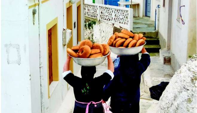 Πάσχα στα νησιά: Τα έθιμα, οι συνταγές και οι παραδόσεις σε Ιόνιο και Αιγαίο