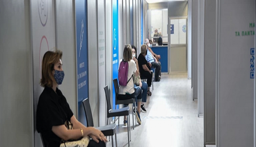 Καμπανάκι για τις ηλικίες άνω των 50: Οσοι δεν εμβολιαστούν, θα νοσήσουν - Μεγάλη επιχείρηση για να πειστούν