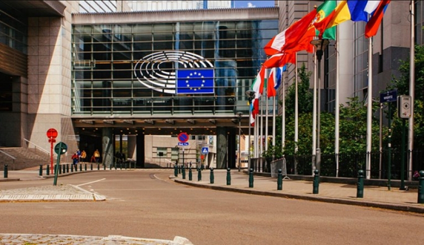 Κομισιόν: Πρόταση για "μείγμα" σχεδίου Μακρόν-Μέρκελ και "αντιπρότασης Κουρτς"