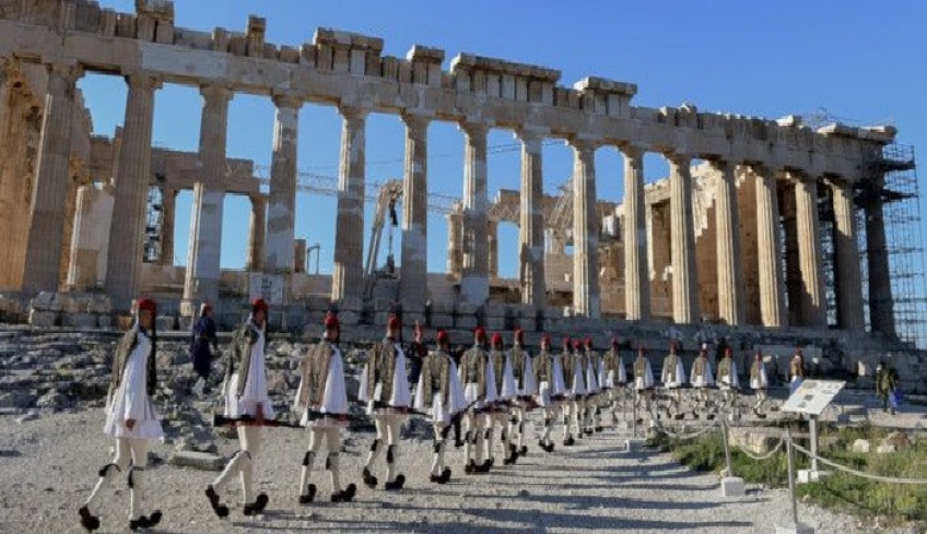 Εντυπωσιακές εικόνες από την έπαρση της σημαίας από την Προεδρική Φρουρά στην Ακρόπολη [εικόνες]