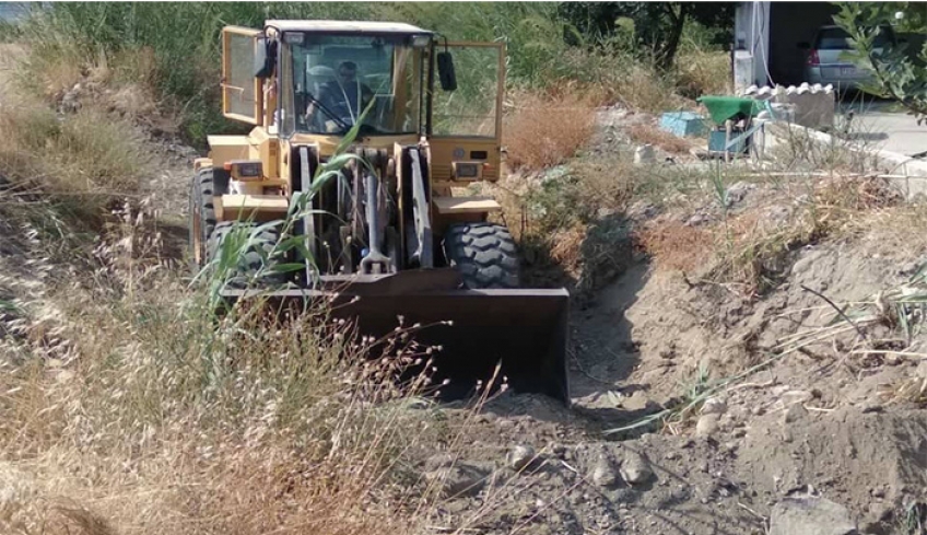 Συνεχίζονται με όλες τις διαθέσιμες δυνάμεις, σε όλη την έκταση του νησιού, οι καθαρισμοί ρεμάτων ενόψει της χειμερινή περιόδου.