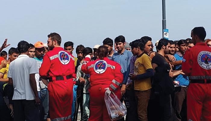 Διανομή φαγητού σε πρόσφυγες από ΕΟΔ Κω και Πολιτική Προστασία Κω