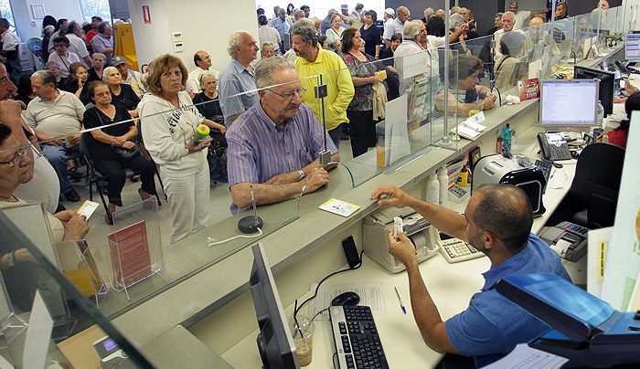 «Επί σκοπόν» οι συντάξεις και οι ομαδικές απολύσεις