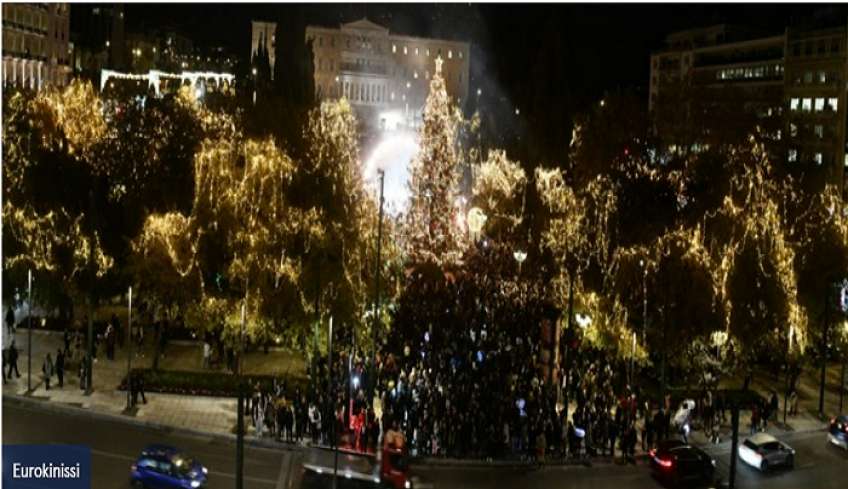 Μαγικές εικόνες: Φωταγωγήθηκε το χριστουγεννιάτικο δέντρο στο Σύνταγμα με 40.000 λαμπάκια