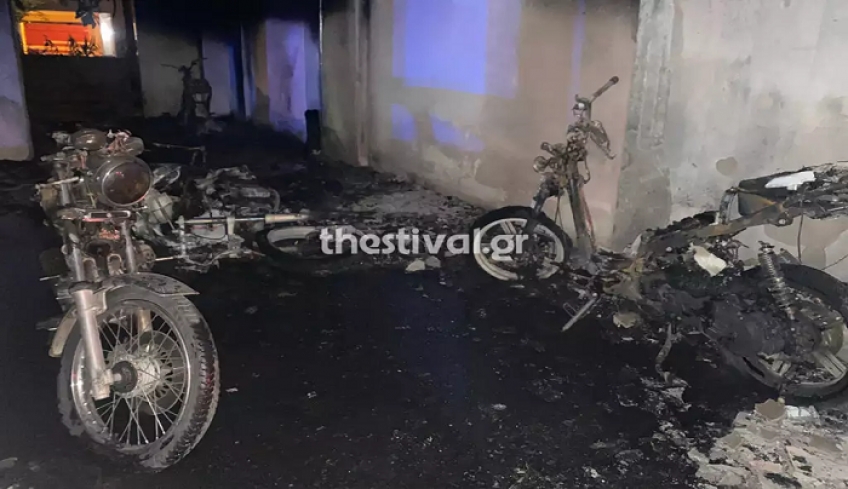 Θεσσαλονικη: Πύρινη κόλαση από εμπρησμό σε πολυκατοικία – Κάηκαν 12 οχήματα, κινδύνευσαν ζωές (pics, video)