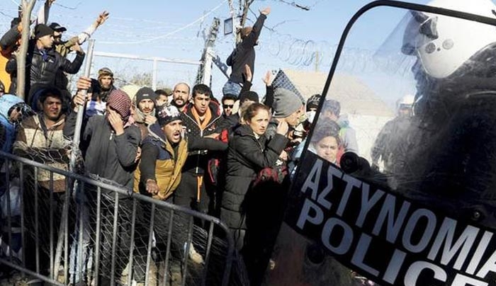 «Μυρίζει» μπαρούτι στην Ειδομένη: Πετροπόλεμος μεταξύ προσφύγων και ΜΑΤ -BINTEO