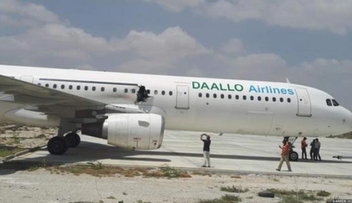Άνοιξε τρύπα σε αεροπλάνο που βρισκόταν στον αέρα - ΦΩΤΟ - ΒΙΝΤΕΟ