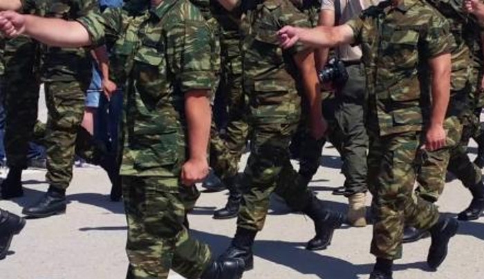 Πληροφορίες για αύξηση της στρατιωτικής θητείας
