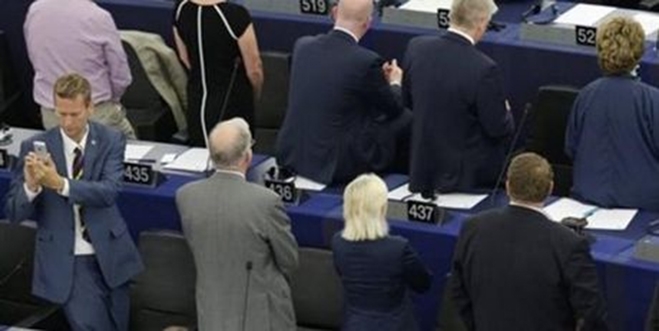 Γύρισαν την πλάτη τους στον ύμνο της Ευρώπης