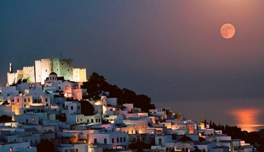 Πάτμος: Τα κρούσματα και οι φήμες για το κορωνοπάρτι