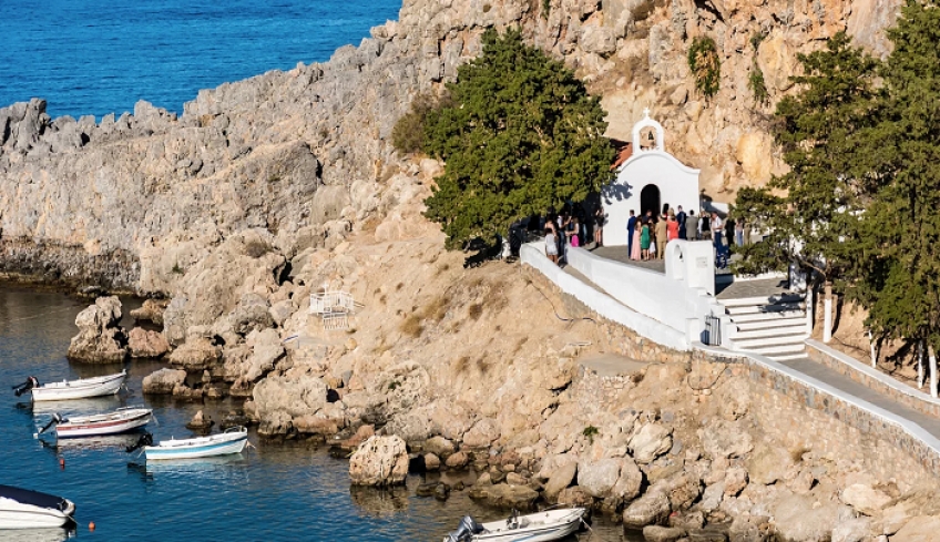 Τι ισχύει τελικά για γάμους και βαπτίσεις: Ορια ατόμων, μάσκες, μουσική -Ολα τα μέτρα για τους ναούς και το γλέντι