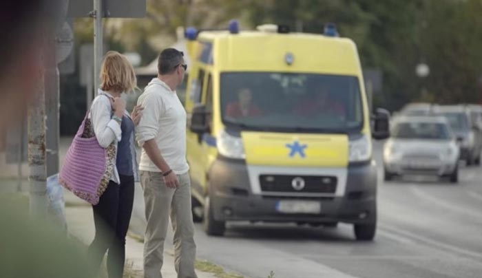 Ασφαλής οδήγηση: Ασθενοφόρο με το πιο ξεχωριστό μήνυμα ζωής; (ΒΙΝΤΕΟ)