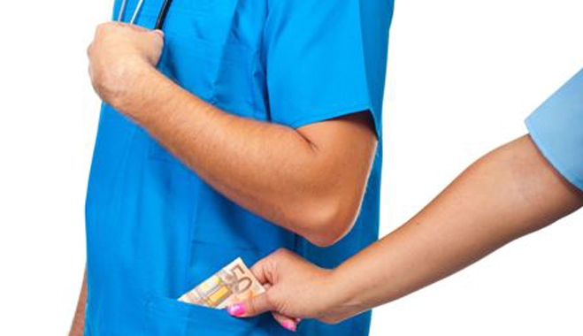Συνελήφθη 64χρονος ιατρός Δημόσιου Νοσοκομείου στη Θεσσαλονίκη που απαιτούσε 50 ευρώ...