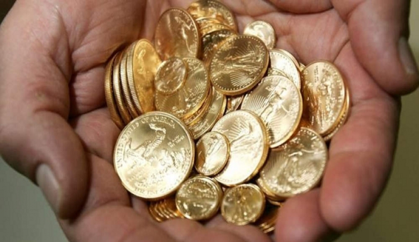 Βγάζουν τις λίρες από τα… στρώματα λόγω της εκτόξευσης της τιμής