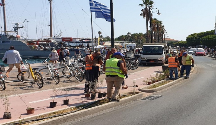ΣΤΙΣ ΕΡΓΑΣΙΕΣ ΓΙΑ ΤΟΝ ΚΑΛΛΩΠΙΣΜΟ ΤΟΥ ΠΑΡΑΛΙΑΚΟΥ ΚΕΝΤΡΙΚΟΥ ΔΡΟΜΟΥ ΝΩΡΙΣ ΤΟ ΠΡΩΙ Ο ΝΕΟΣ ΔΗΜΑΡΧΟΣ