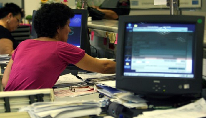 Δημόσιο: Ενιαίο μισθολόγιο χωρίς αυξήσεις αλλά με... μειώσεις! Κόβονται επιδόματα, υπερωρίες, εκτός έδρας