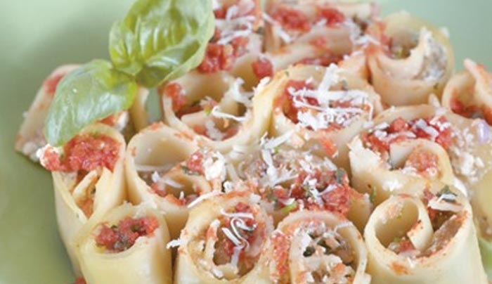 Λαζάνια rolls γεμιστά με καπνιστή μελιτζάνα, φέτα και κουκουνάρι