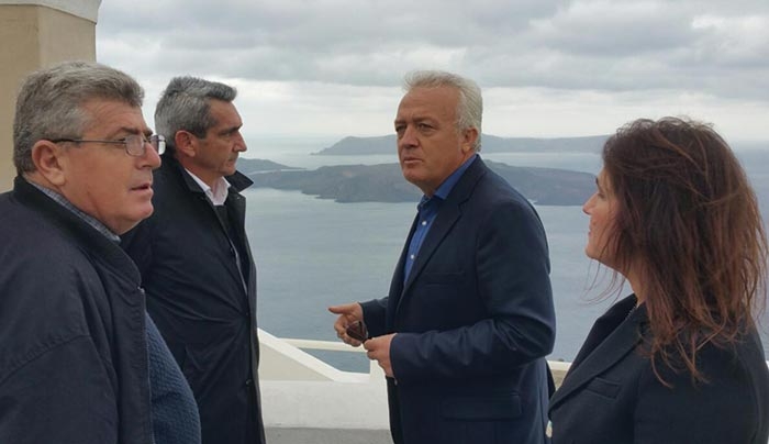 Περιοδεία του Γιώργου Χατζημάρκου σε Σίκινο, Φολέγανδρο, Ίο και Σαντορίνη