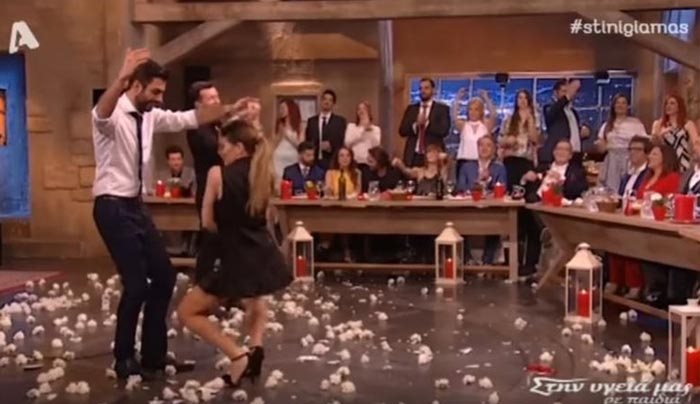 «Φωτιά» το τσιφτετέλι της Αθηνάς Οικονομάκου το βράδυ της Ανάστασης