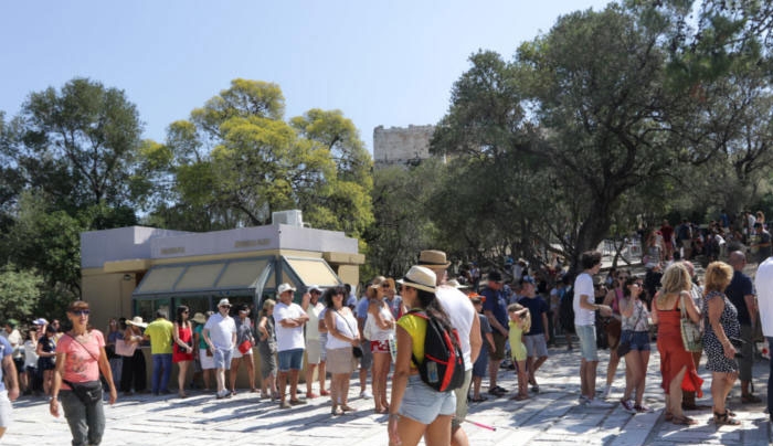 Πετάει ο τουρισμός! Φοβίζει, όμως, η αλματώδης αύξηση των εισαγωγών
