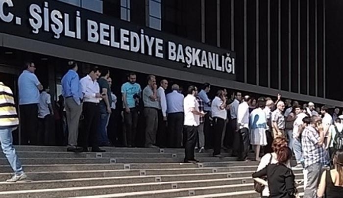 NEO EKTAKTO στην Κων/πολη: Ένοπλοι εισέβαλαν στο δημαρχιακό μέγαρο - Πυροβόλησαν τον αντιδήμαρχο στο κεφάλι