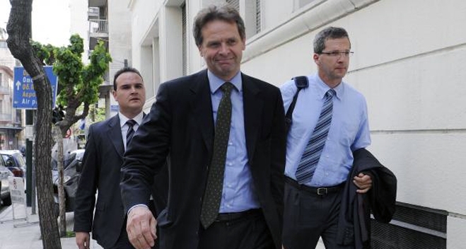 Economist: Η Τρόικα και οι εύσωμοι Έλληνες σωματοφύλακές της