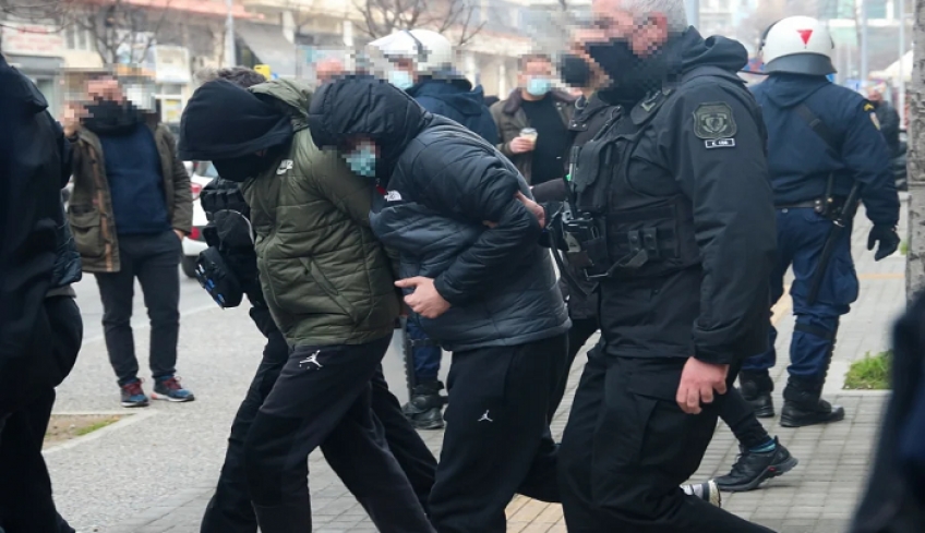 Δολοφονία Άλκη: «Αλληλοκαρφώματα» για το έγκλημα, ο 20χρονος Αλβανός παραδόθηκε στις ελληνικές Αρχές, στα ίχνη του 12ου δράστη