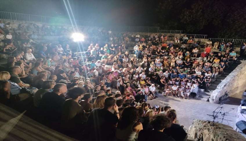 Με πολύ κόσμο η Μουσική Παράσταση από την ΕΓΕ Κω, αφιερωμένη στον Ιάκωβο Καμπανέλλη, στο Ρωμαϊκό Ωδείο