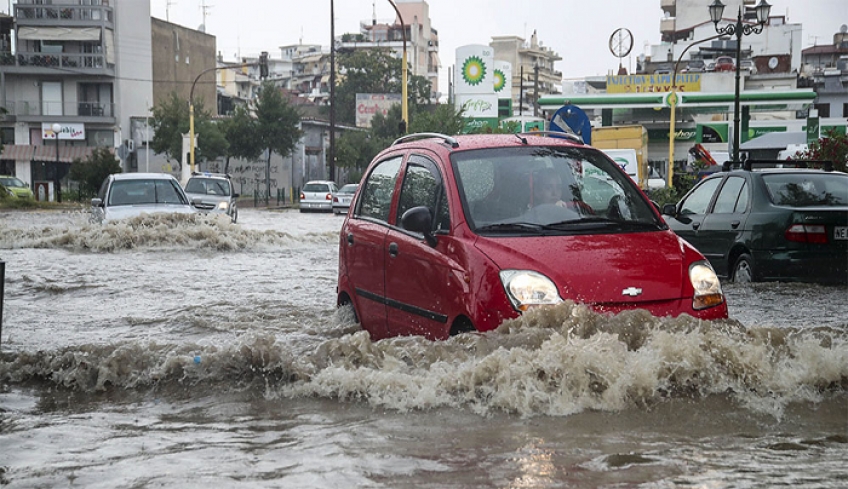 «Σάρωσε» η κακοκαιρία τη χώρα: Σοβαρά προβλήματα στους δρόμους – Καταστροφές στις καλλιέργειες από τις βροχοπτώσεις