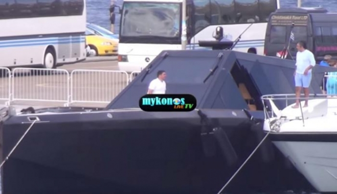 To σκάφος του... Μπάτμαν στη Μύκονο - ΒΙΝΤΕΟ