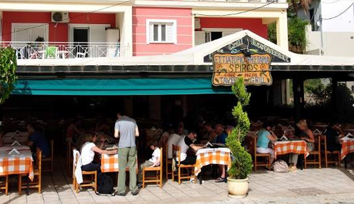 Τουρίστες στην Κρήτη: Μην πείτε στον μάγειρα ότι είμαστε από τη Γερμανία!