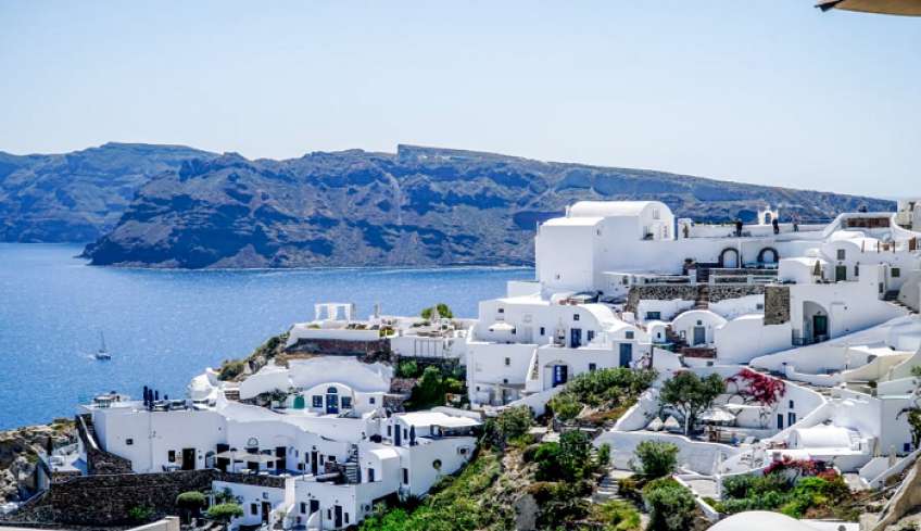 Στα χέρια των επενδυτών η «αντοχή» των νησιών