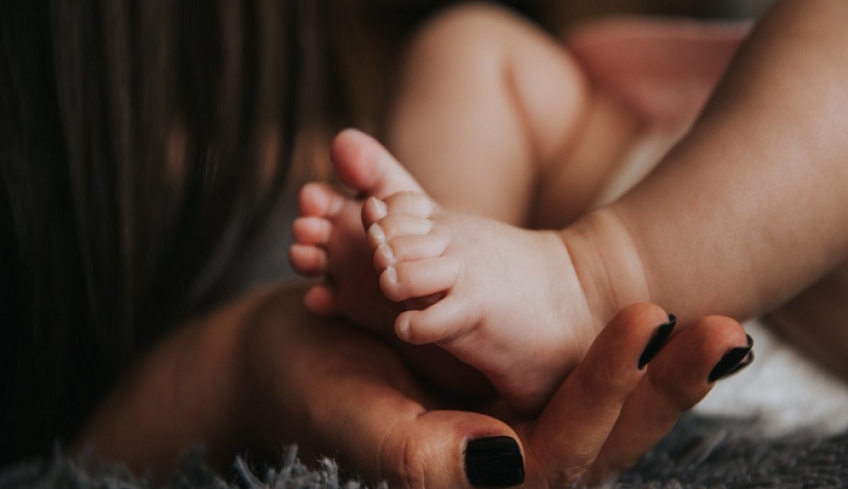 Τα οκτώ μέτρα της κυβέρνησης για τα νέα ζευγάρια που θέλουν να κάνουν παιδί